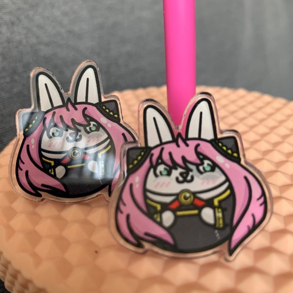 Pin acrílico Anya con sticker