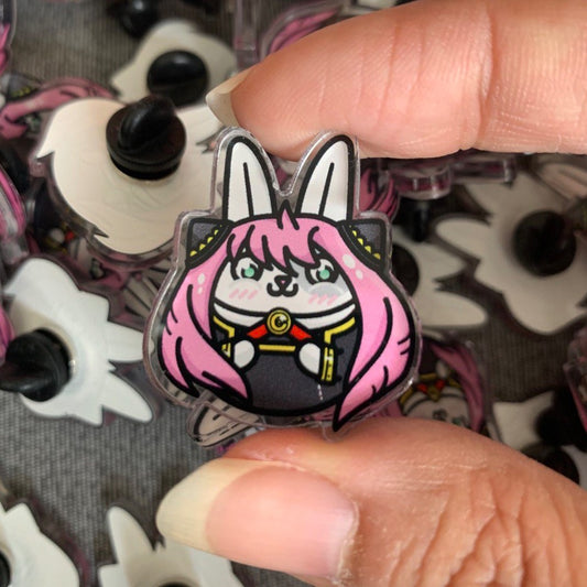 Pin acrílico Anya con sticker