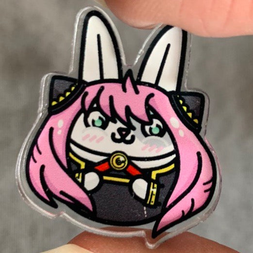 Pin acrílico Anya con sticker
